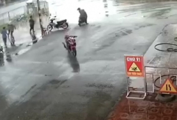 Video: Xe máy không người lái lao băng băng vào trạm xăng